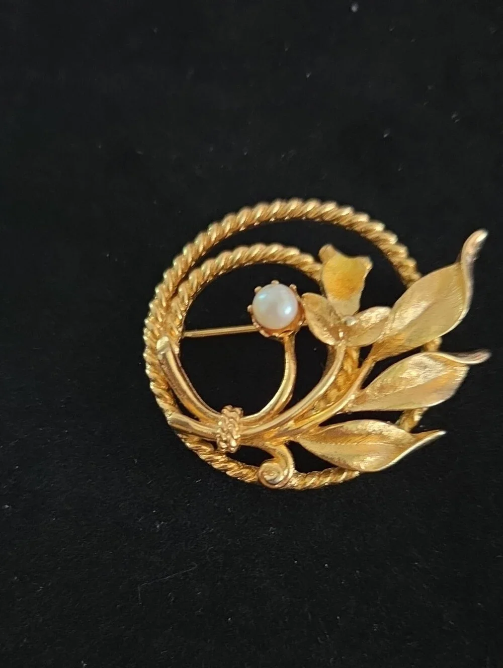 Sarah Coventry Gold Leaf Pearl Accent Circle Brooch - Women's Jewelry